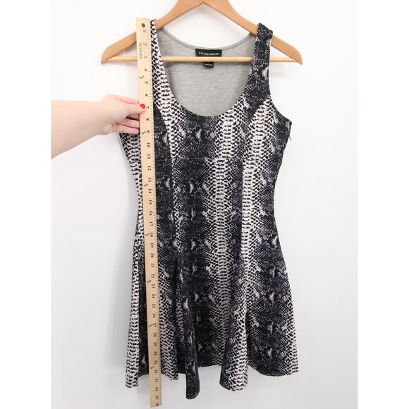 Stylestalker Dress Gray Snakeskin Print Sleeveless Mini Fit Flare Scoop Neck 2 - Picture 5 of 10
